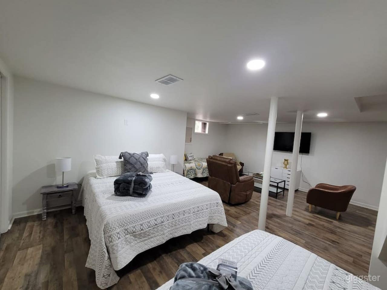 Spacious Loft with Private Entrance Photo 4