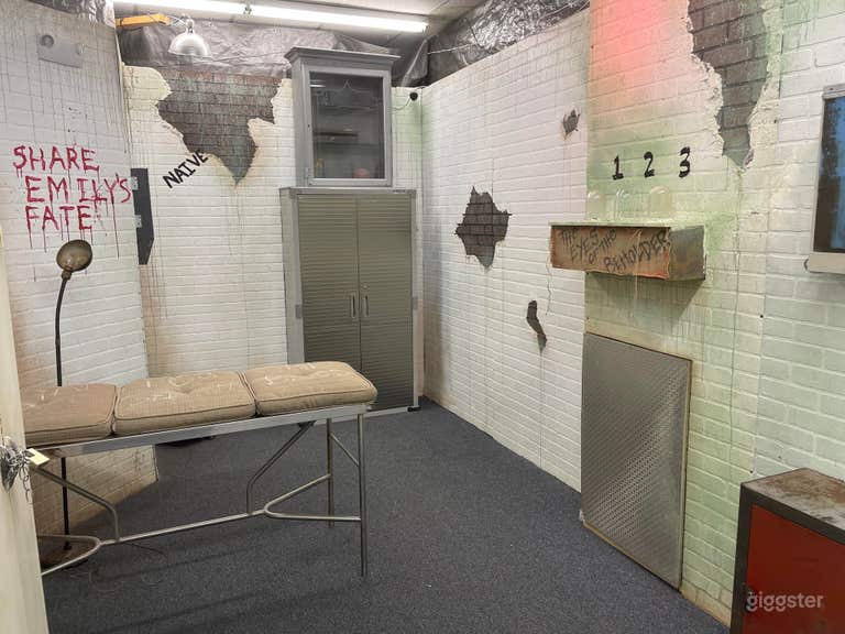  Asylum Escape Room 