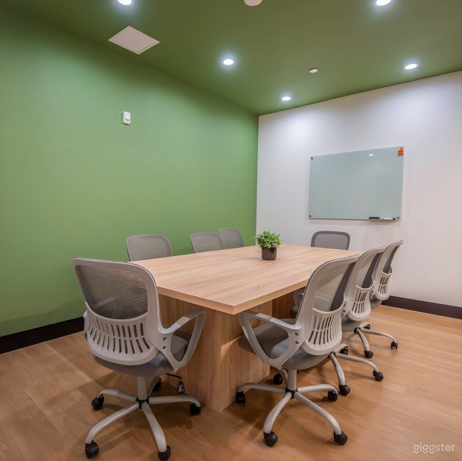 Welcoming 8-Person Meeting Room in Miami Downtown Photo 1
