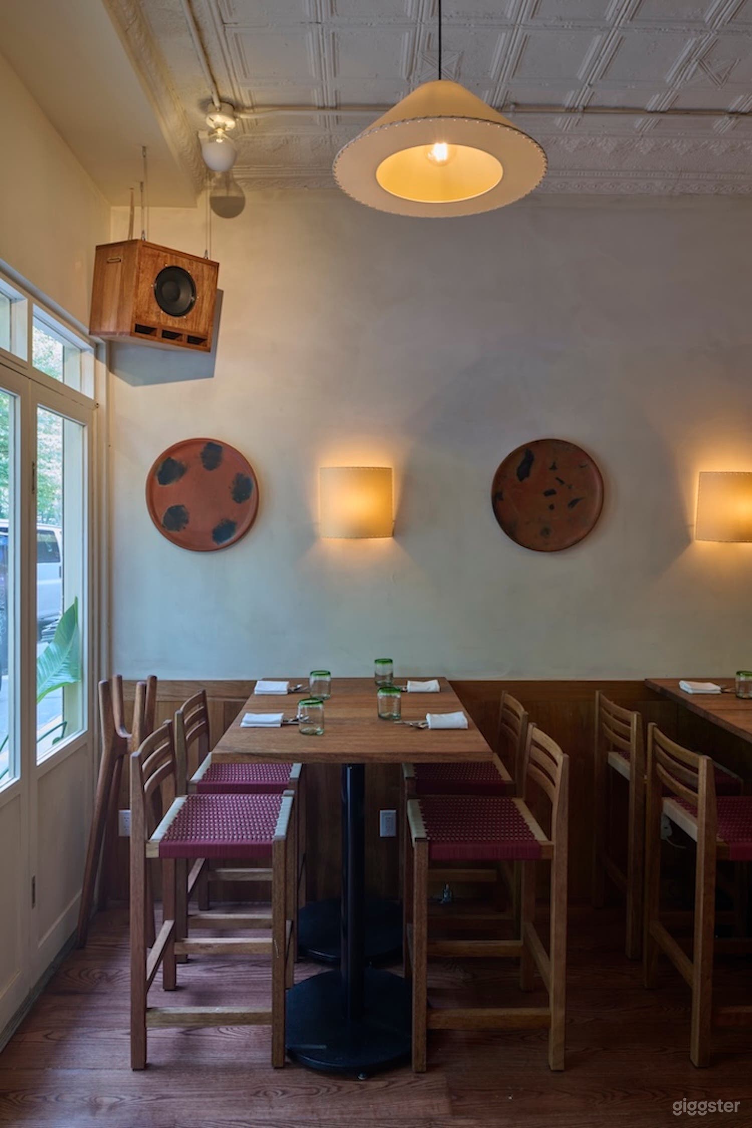 Warm, minimalist, and inviting retaurant Photo 2