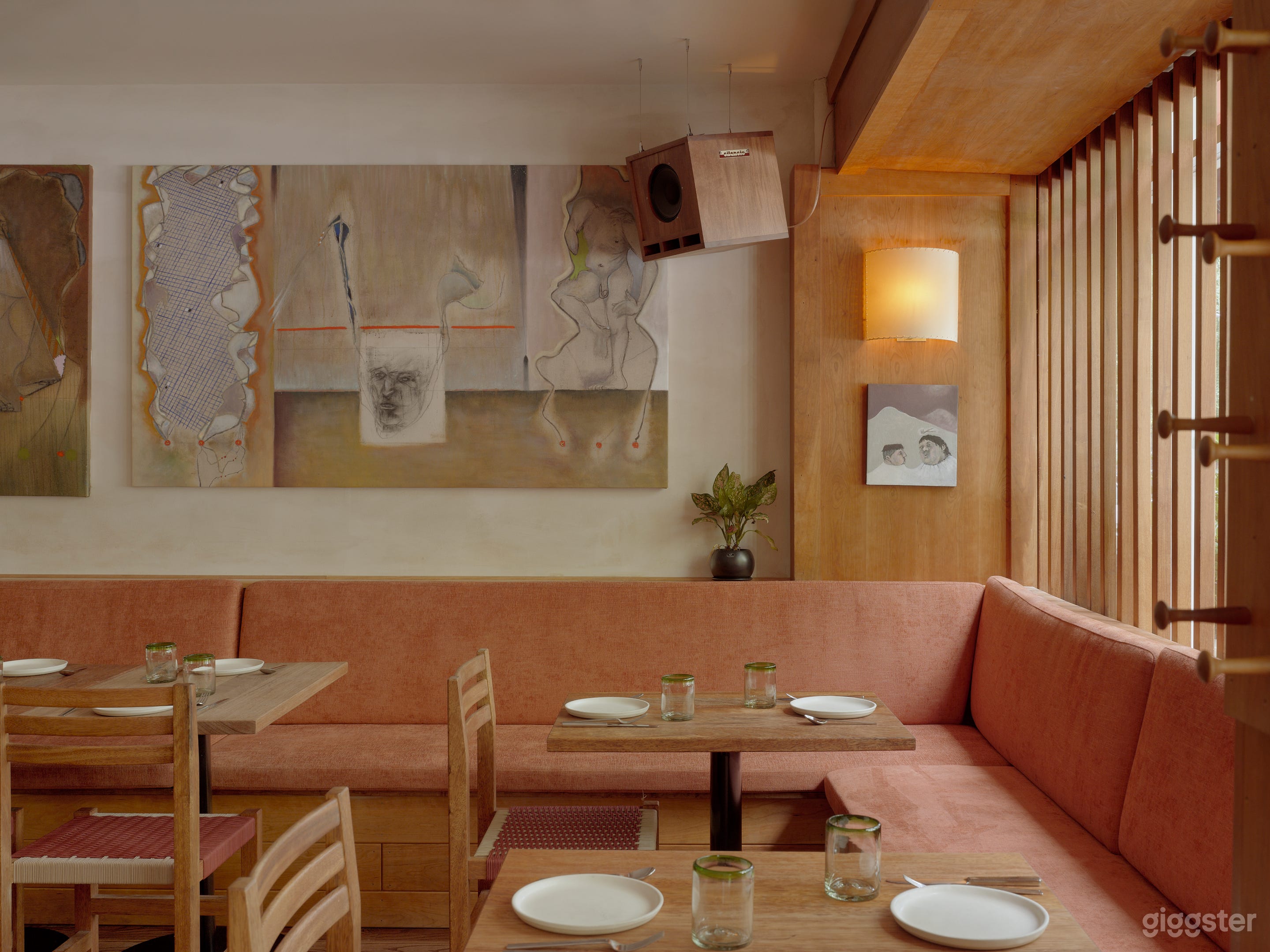 Warm, minimalist, and inviting retaurant Photo 4