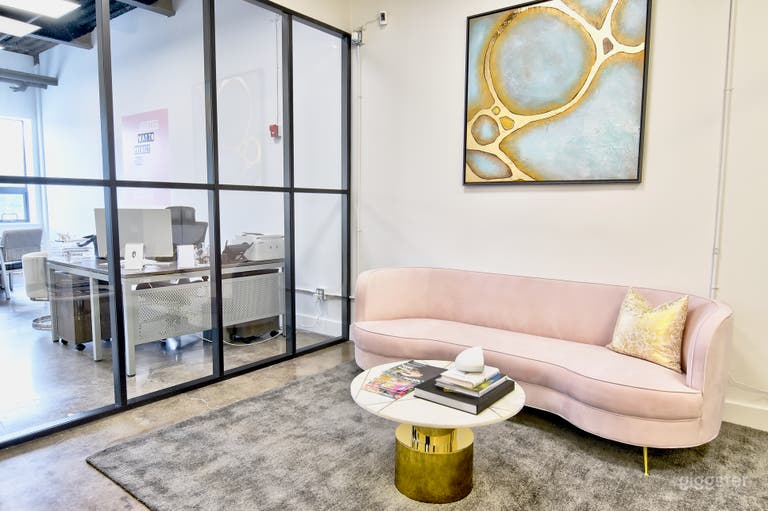  Espacio moderno de spa con aula y salón 