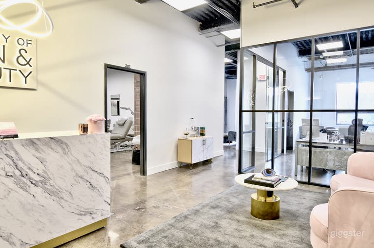  Espacio moderno de spa con aula y salón 