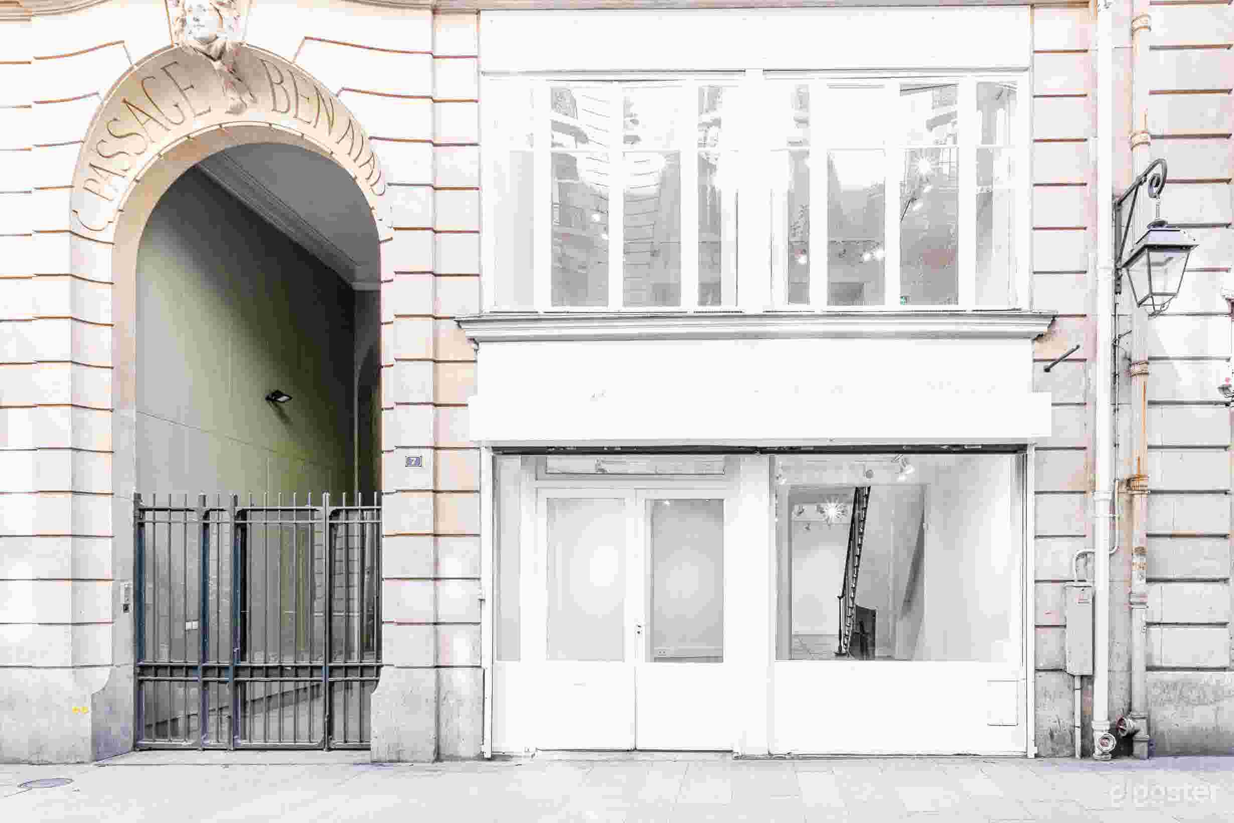 Photo de Galerie élégante à verrière et espace pop-up 1