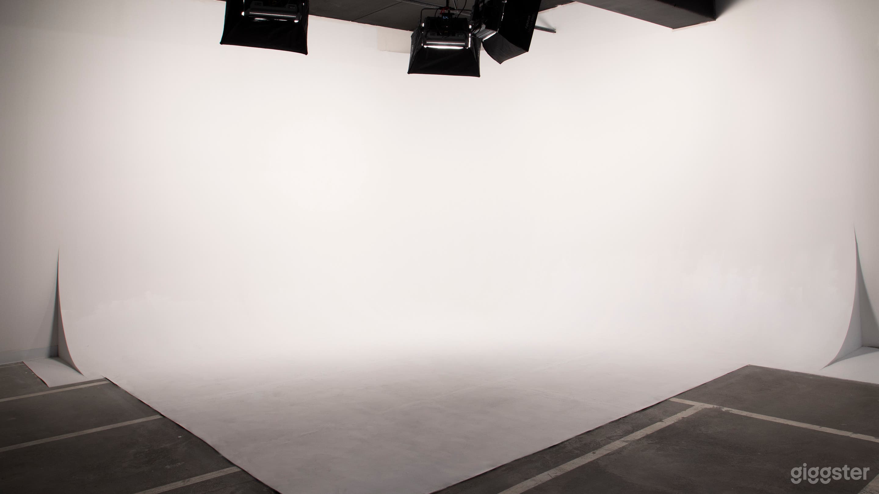 Cyc Studio
-15’x15′ White Cyclorama Cove
-Studio Dimensions: 38′ 4″ x 27′