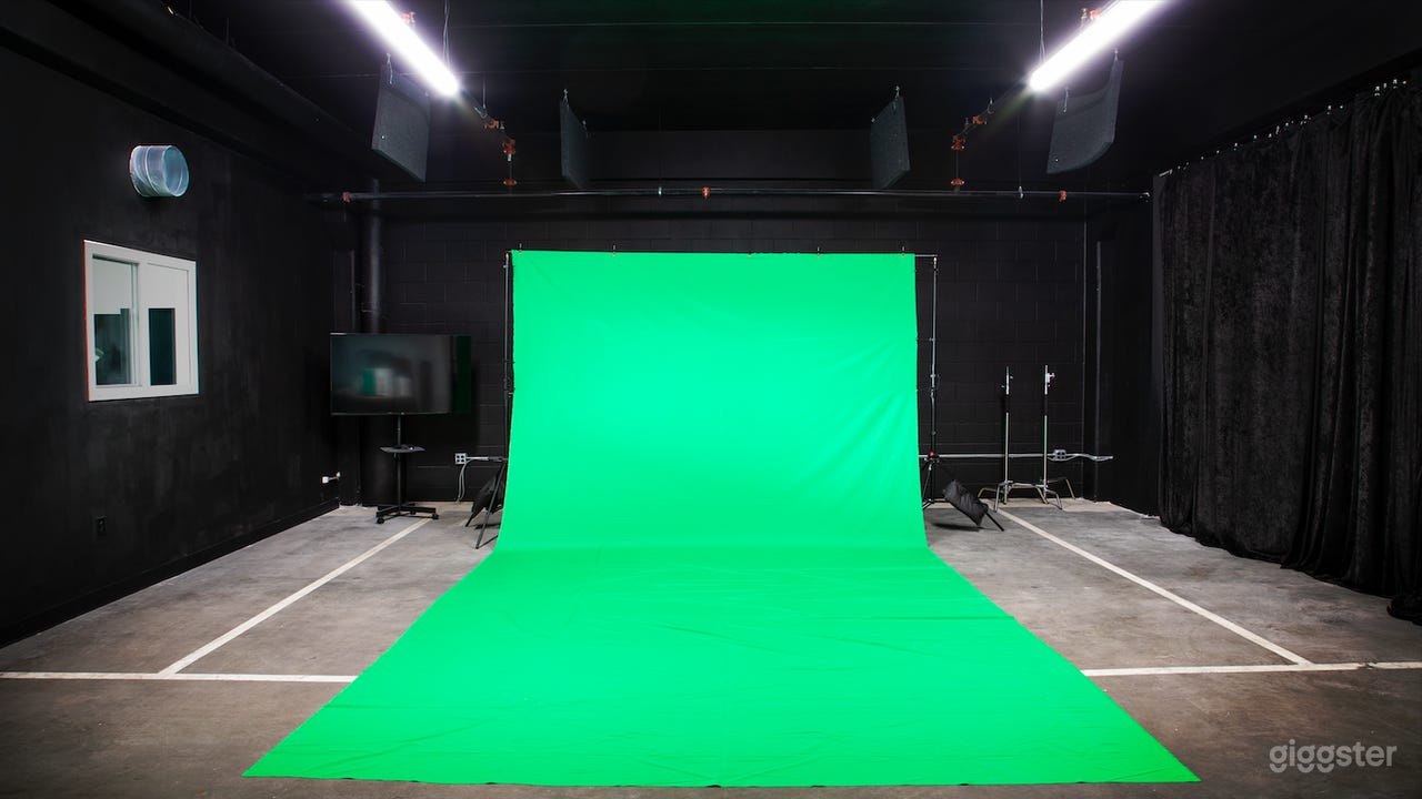 Flex Studio 
-Flexible Studio Space &amp; Green Screen
-Studio Dimensions: 25′ 6″ x 27′
-Has retractable curtain separating this space from Kitchen Studio.