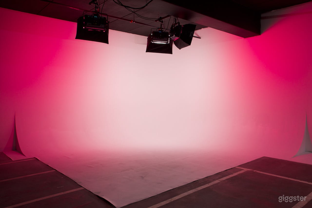 Cyc Studio
-15’x15′ White Cyclorama Cove
-Studio Dimensions: 38′ 4″ x 27′