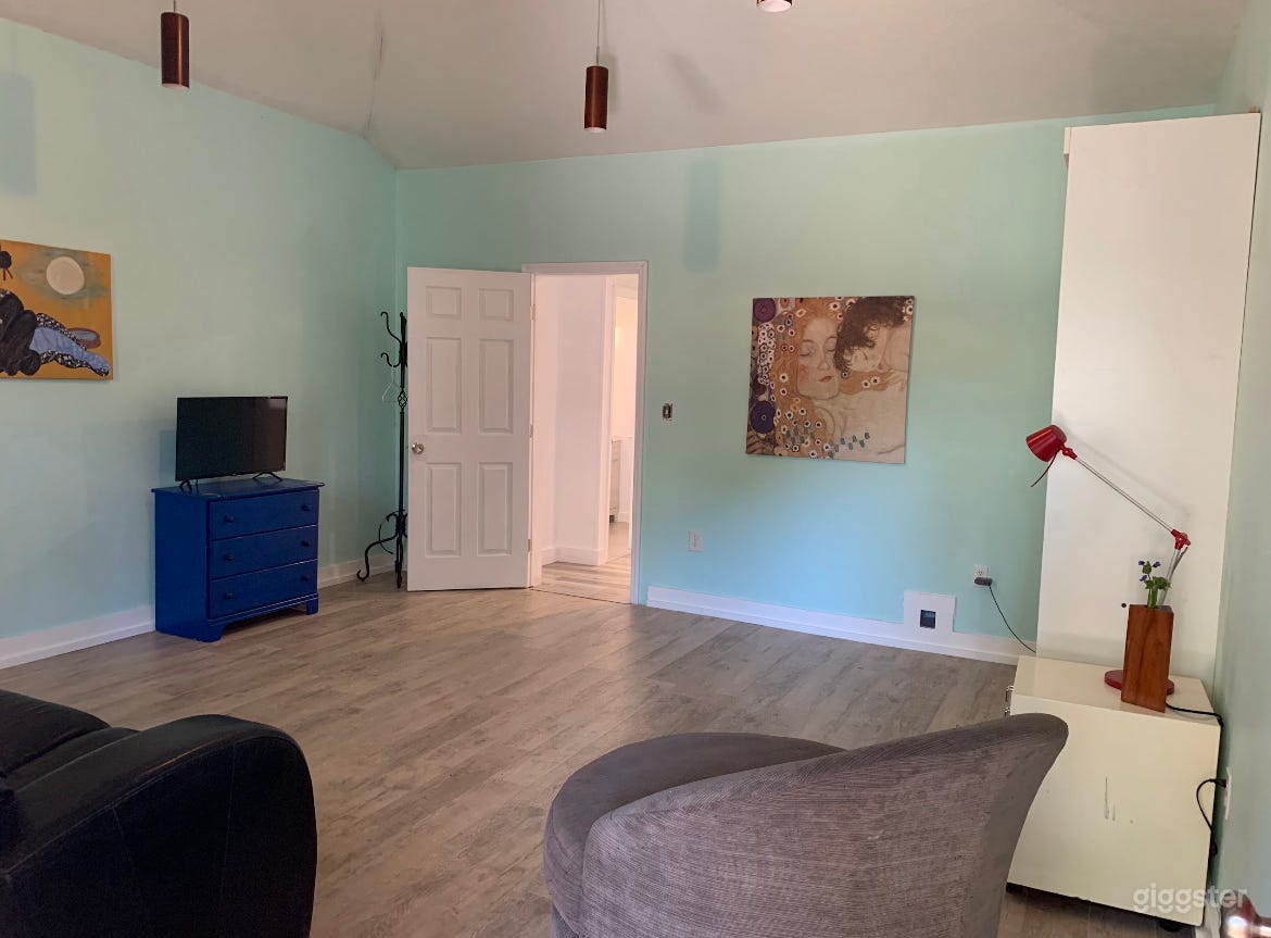 Stylish Studio Cottage House Photo 2