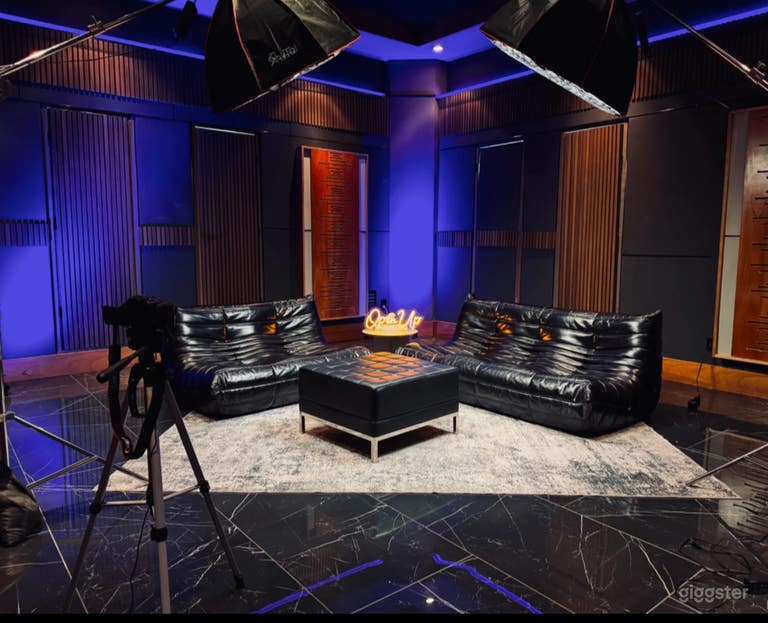  Strip-Adjacent Prime Executive Meeting Studio  