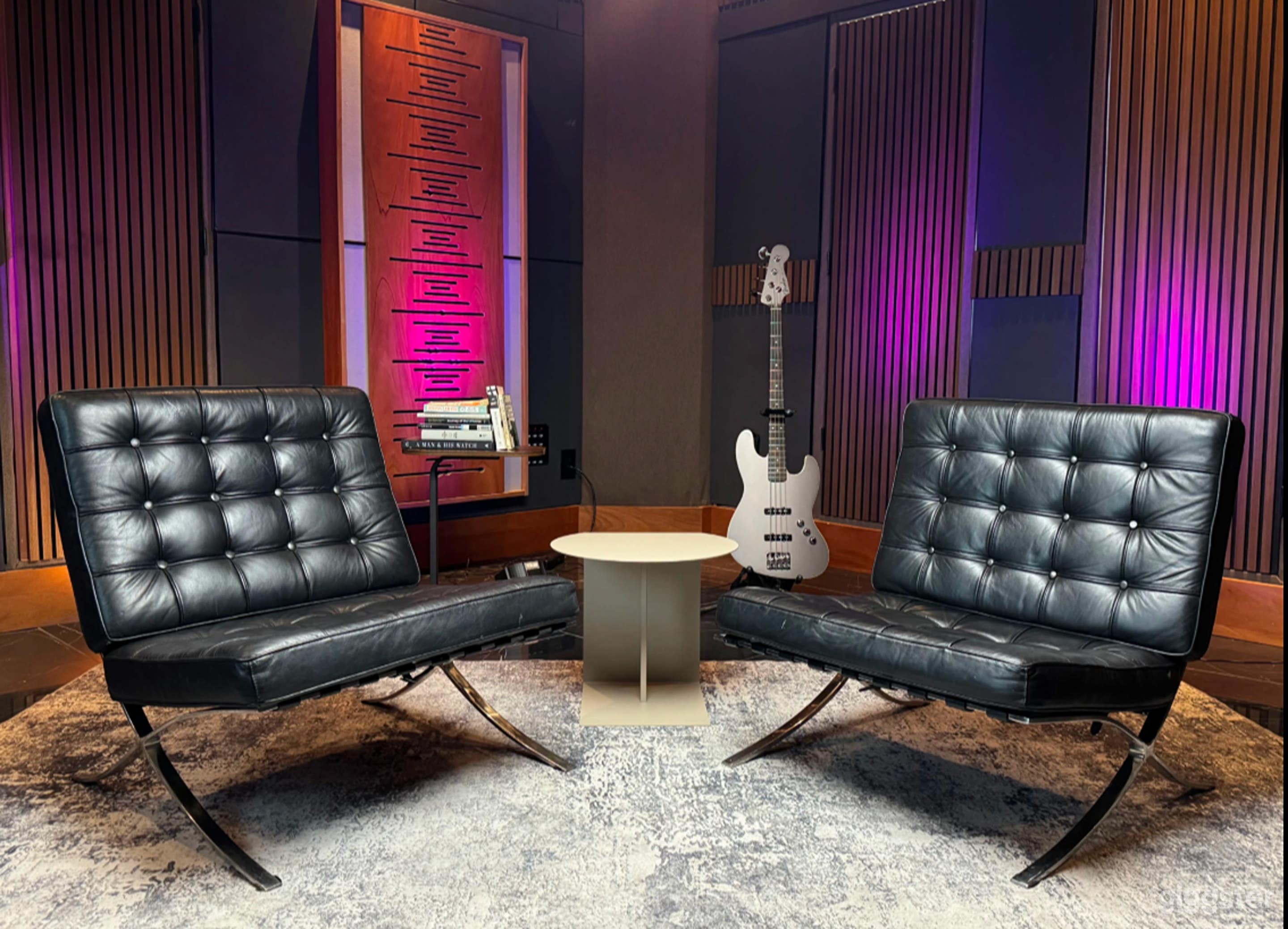 Strip-Adjacent Prime Executive Meeting Studio  Photo 3