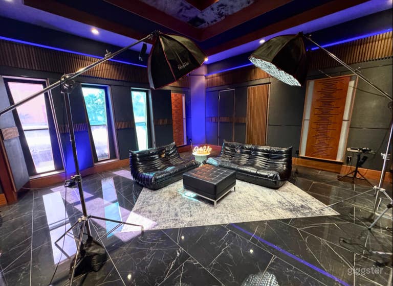  Strip-Adjacent Prime Executive Meeting Studio  