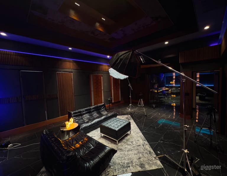  Strip-Adjacent Prime Executive Meeting Studio  