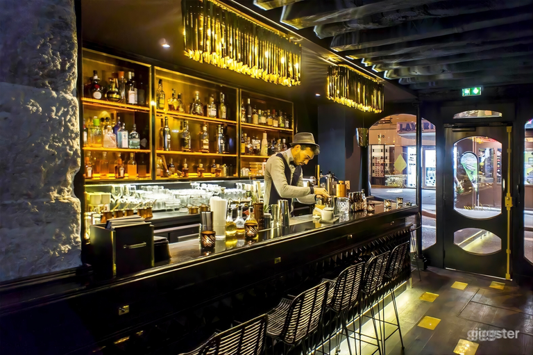  Full buyout: Elegant Cocktail Bar in Paris 