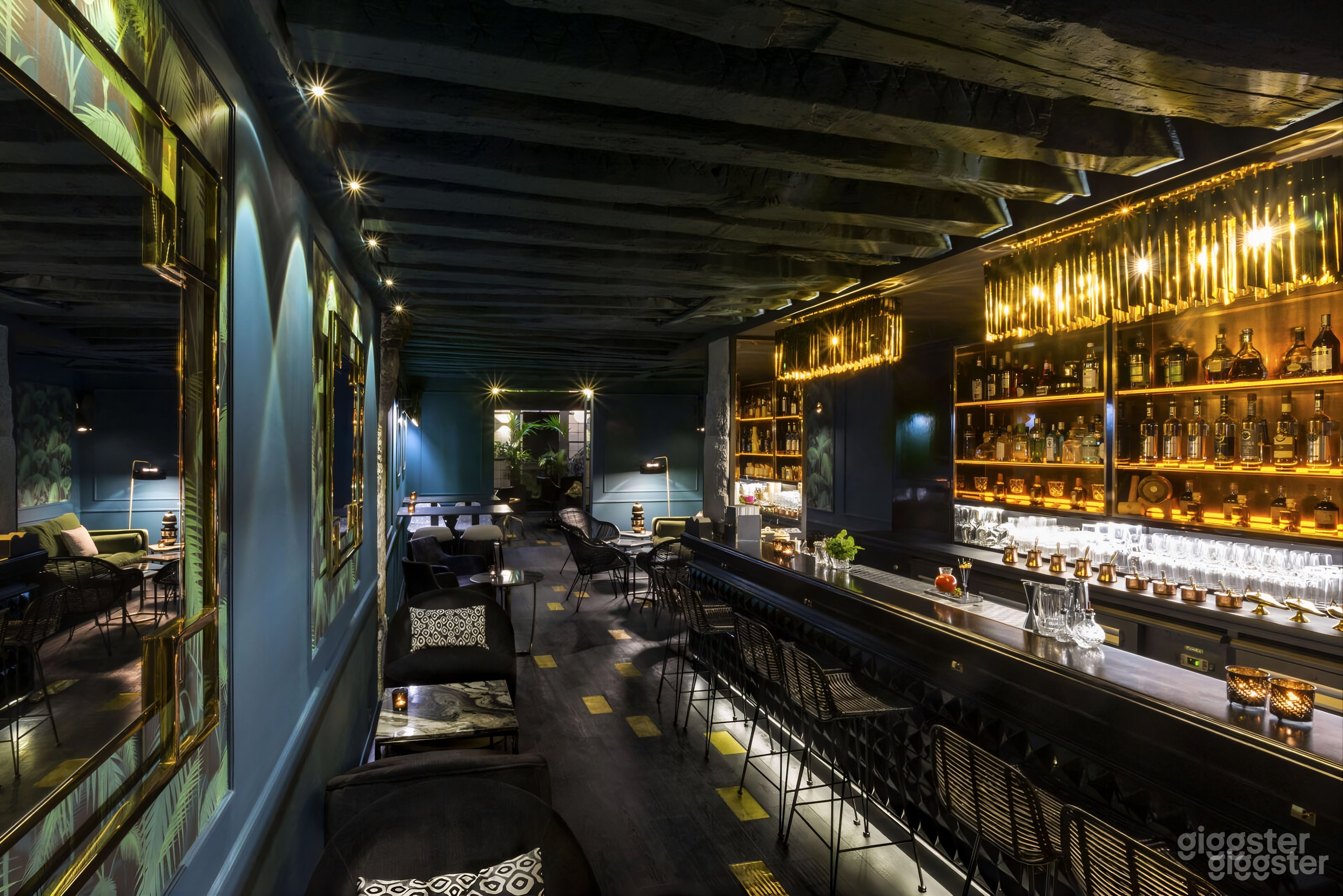 Full buyout: Elegant Cocktail Bar in Paris Photo 3