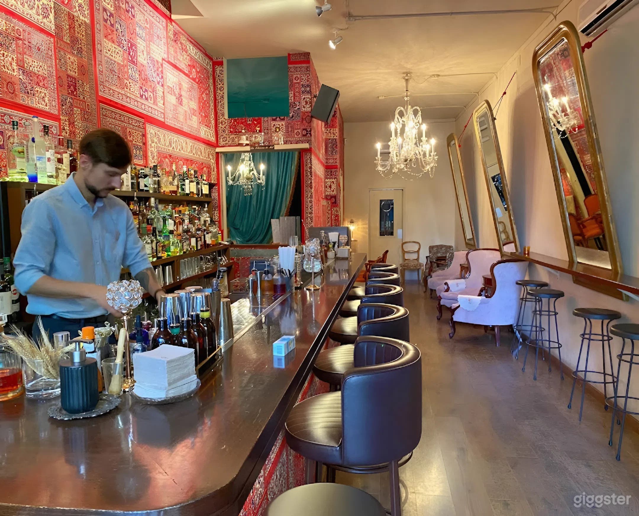 Iconic Vintage Cocktail Bar in Poblenou Photo 2