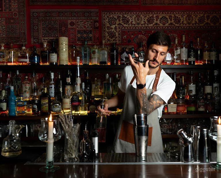  Iconic Vintage Cocktail Bar in Poblenou 