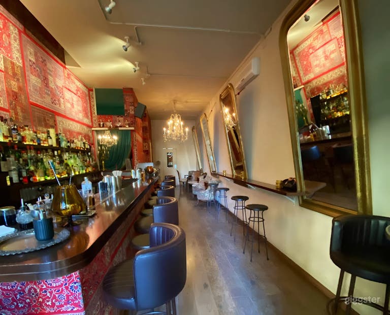  Iconic Vintage Cocktail Bar in Poblenou 