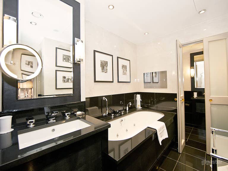  St. Jame's Suite with Spacious Bathroom in London 
