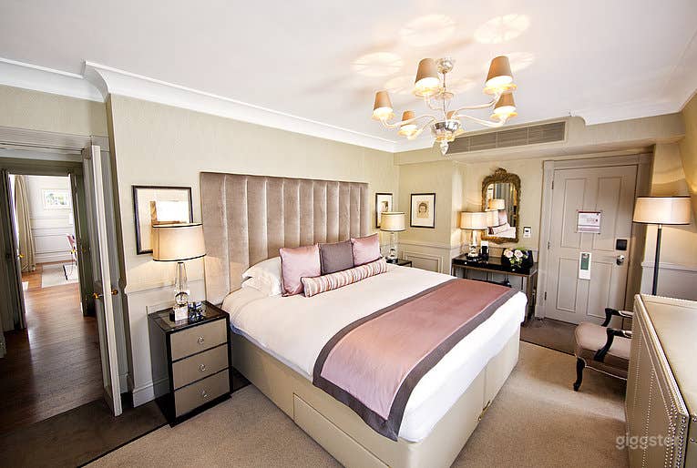  St. Jame's Suite with Spacious Bathroom in London 