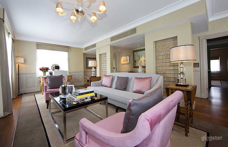 St. Jame's Suite with Spacious Bathroom in London Photo 1