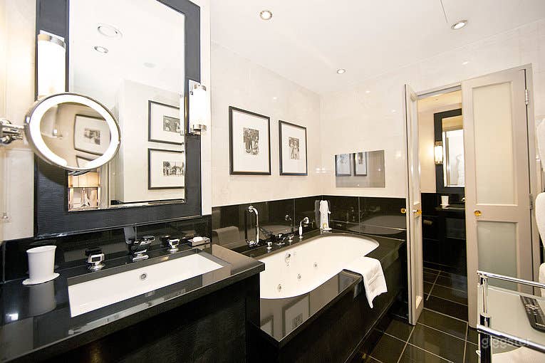  St. Jame's Suite with Spacious Bathroom in London 