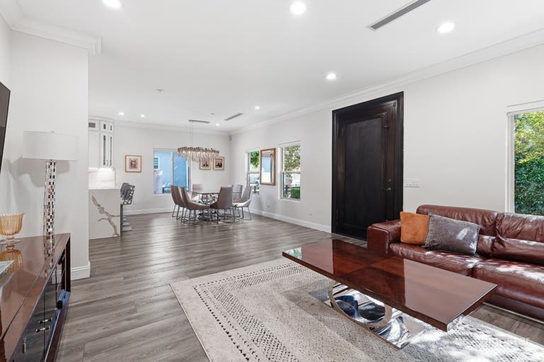  Modern Glow House In The Heart Of Burbank/Media District 