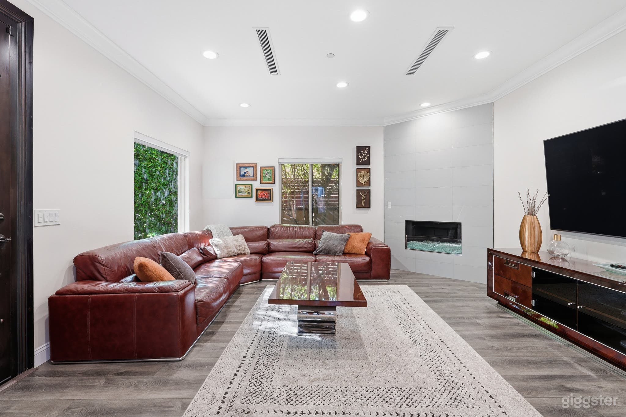 Modern Glow House In The Heart Of Burbank/Media District Photo 3