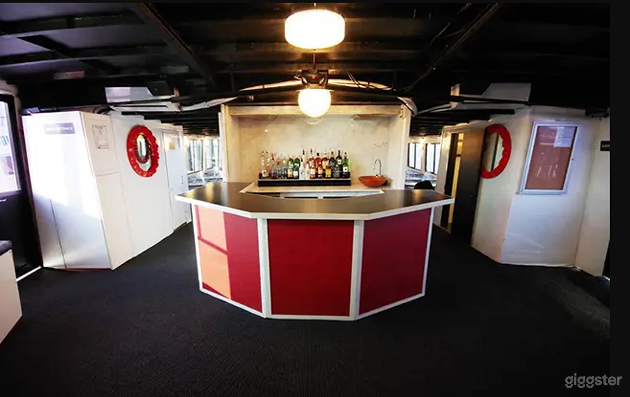 Spacious Indoor Cabin Photo 4