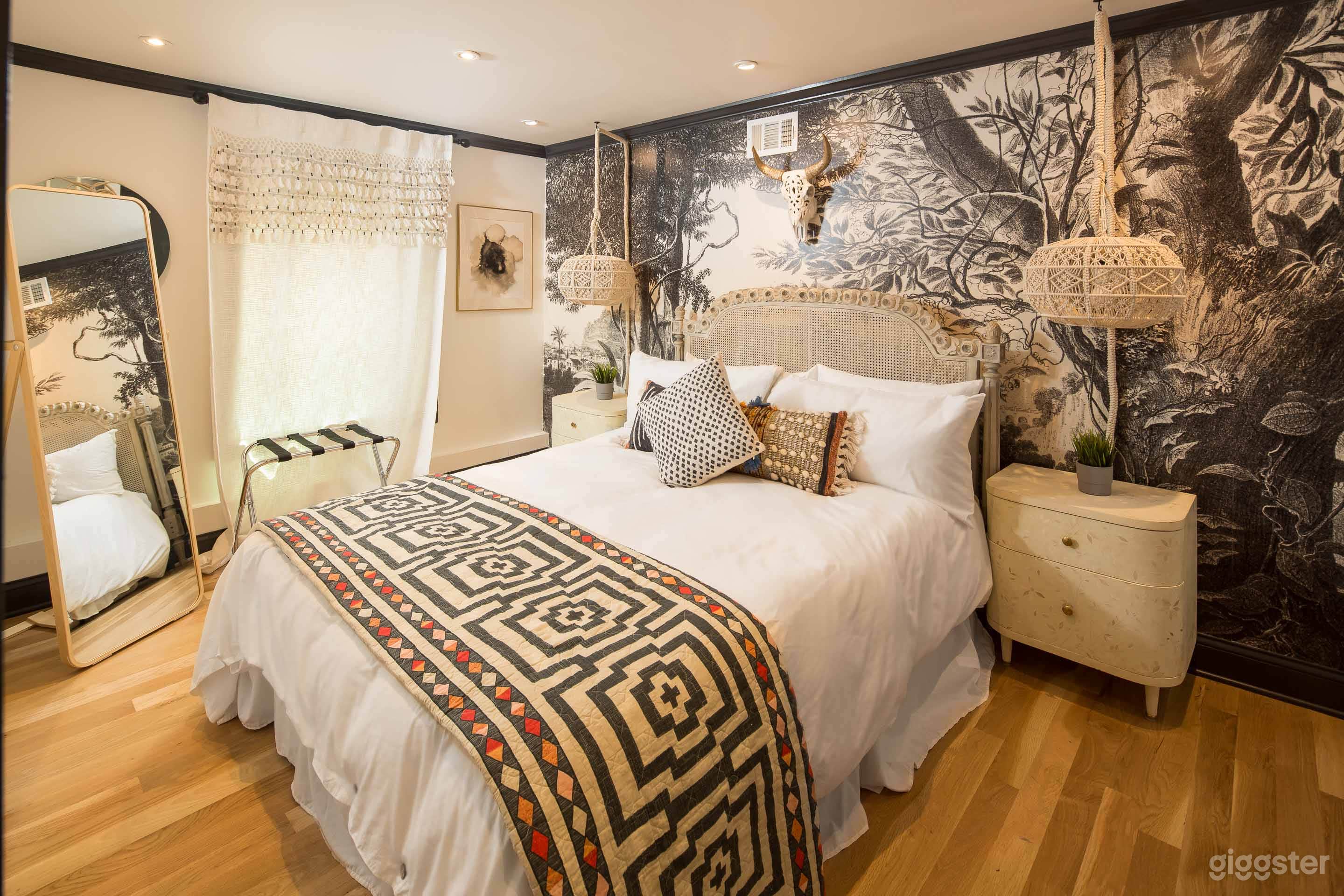 Bohemian Rhap | Upscale Furnished Rental Apartment Photo 4