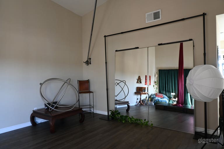  Pole in stored away position. 8ft x 10ft backdrop stand. 