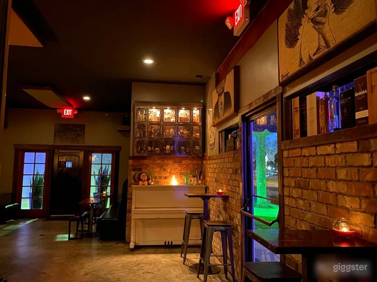  Retro Cocktail Bar with an Intimate Vibe 