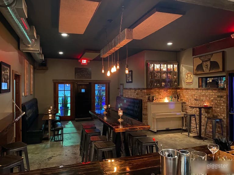  Retro Cocktail Bar with an Intimate Vibe 