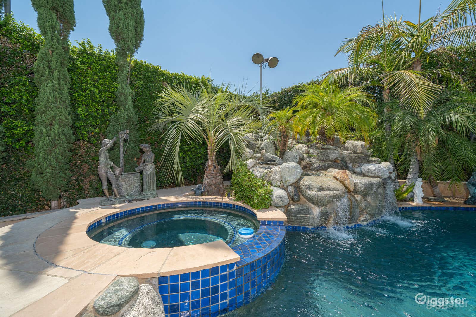 Tropical Pool and Resort Photo 4