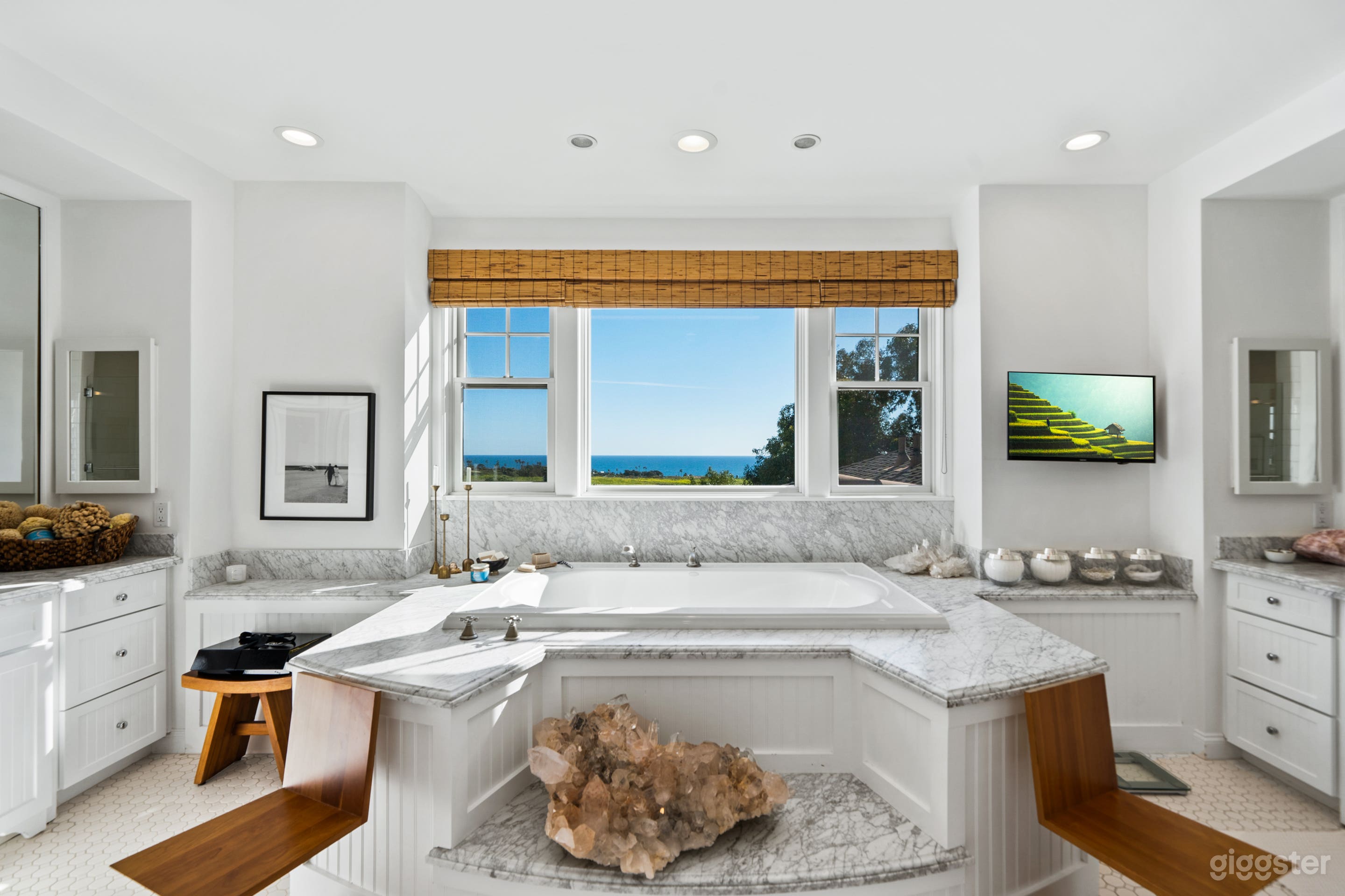 MALIBU OCEAN VIEW: LUXE CALIFORNIAN CRAFTSMAN HOME Photo 3