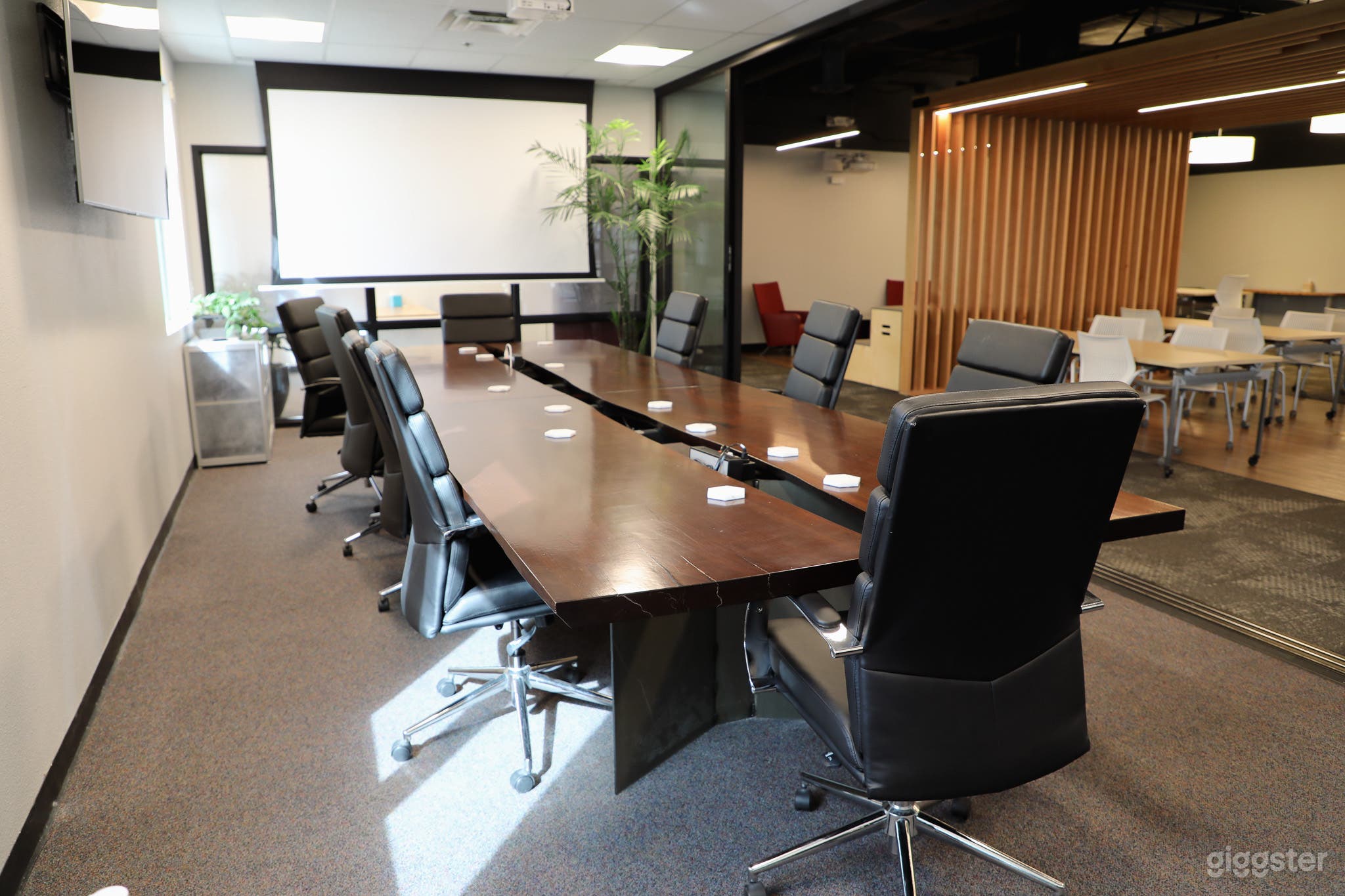 Spacious Boardroom for Meetings for 12 Photo 1