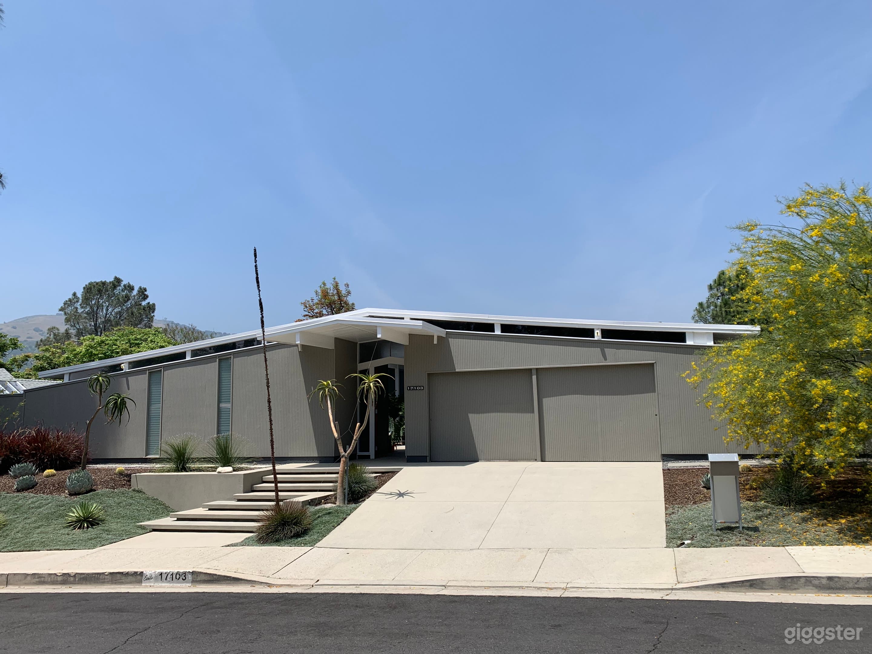 A Midcentury Modern Home - An Original Eichler Photo 4