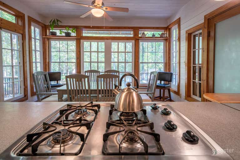  Storybook Wooded Retreat & Artist's Getaway 