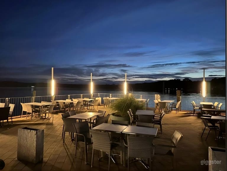  Jardín de cerveza en el puerto y barco histórico como lugar de eventos 