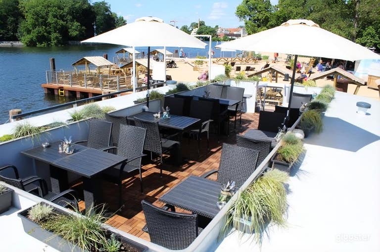  Jardín de cerveza en el puerto y barco histórico como lugar de eventos 