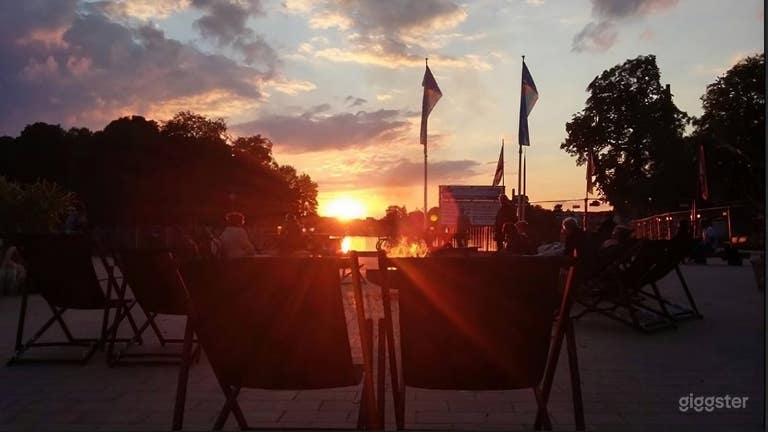  Jardín de cerveza en el puerto y barco histórico como lugar de eventos 