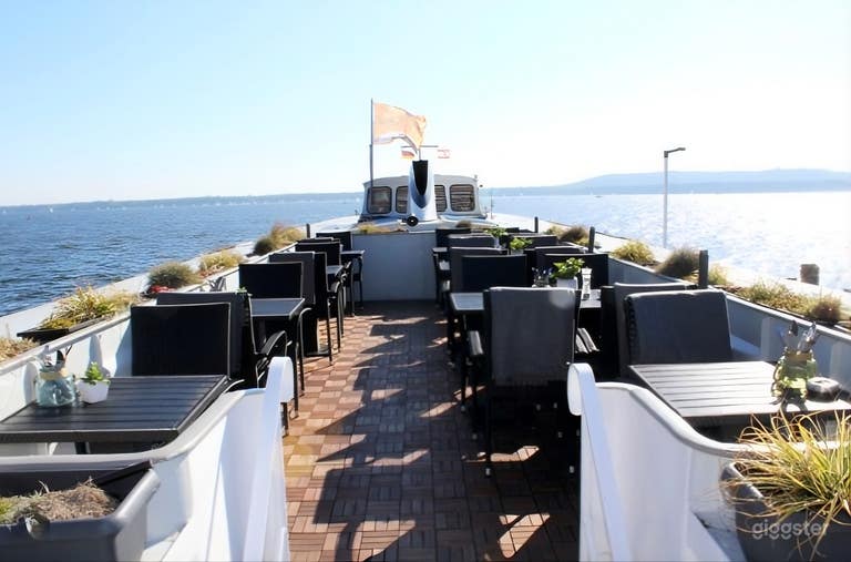 Jardín de cerveza en el puerto y barco histórico como lugar de eventos 