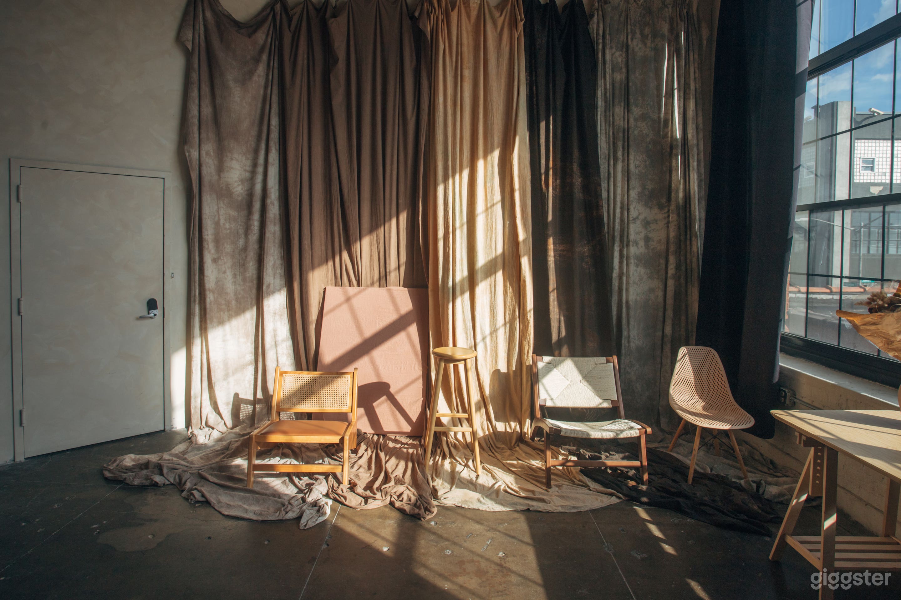 Wabi Sabi Studio with Muslin Backdrops Photo 3