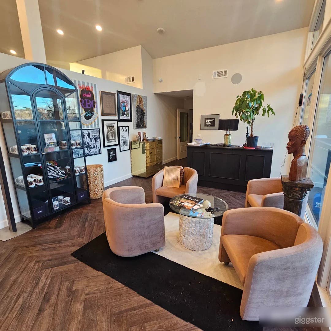 Stylish Mid-Century Modern Escape Just Outside the City Photo 4