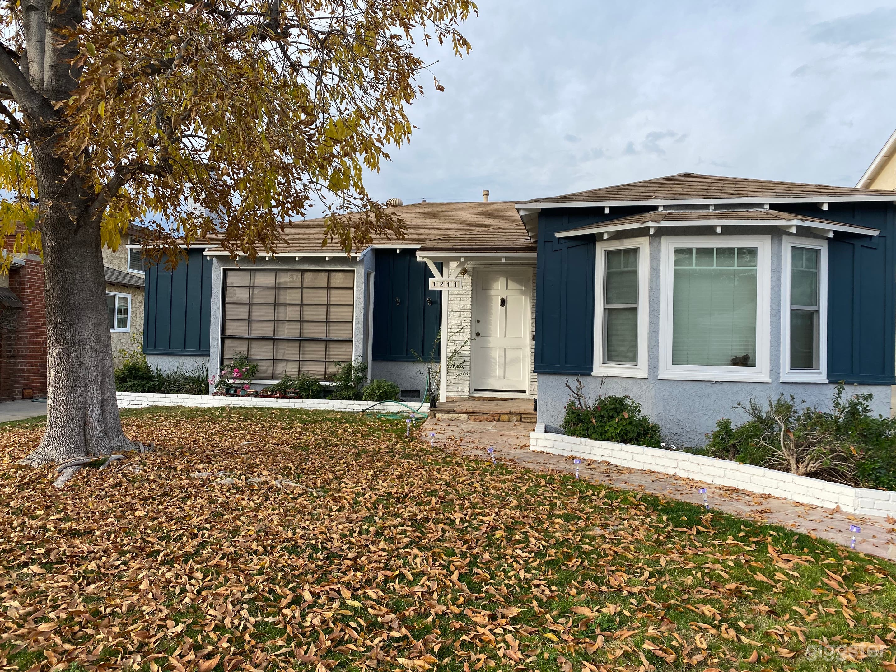 Traditional Burbank 1940s House 3 fireplaces, wood paneling Photo 1