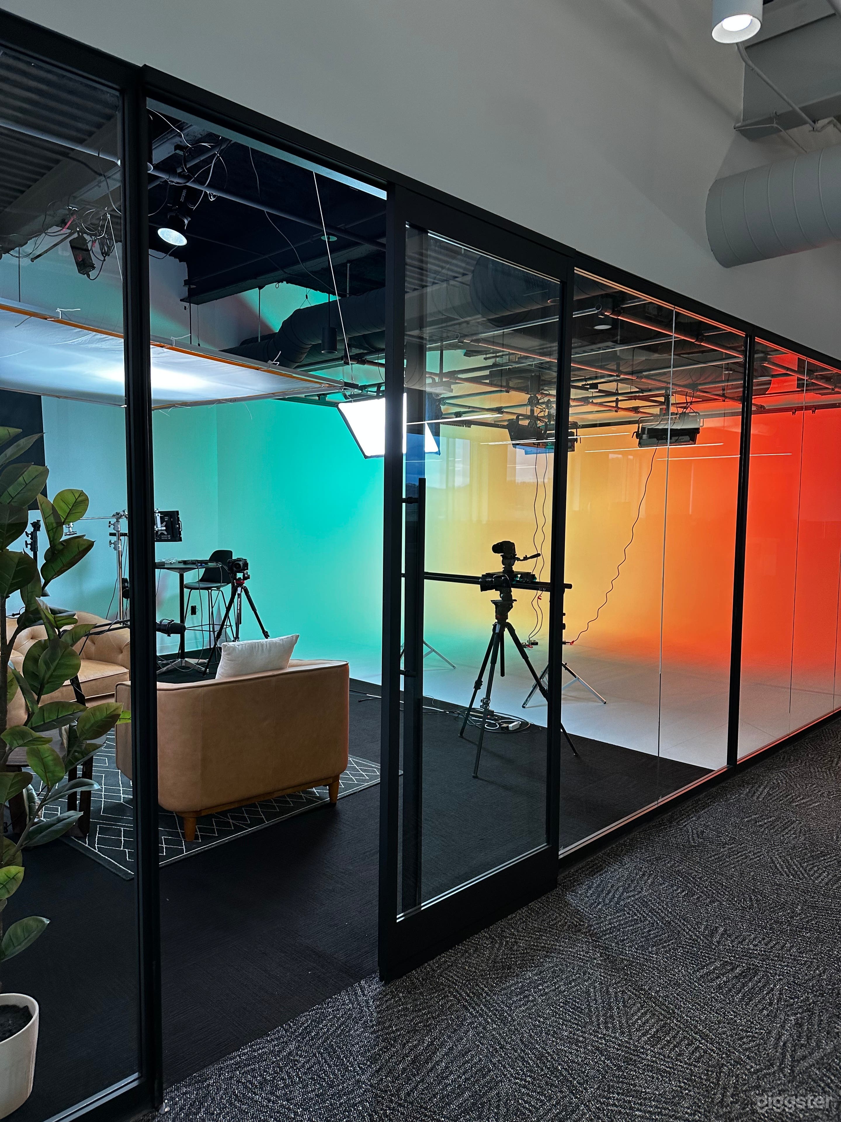 Premium Photography Studio With Dynamic Lighting Photo 4