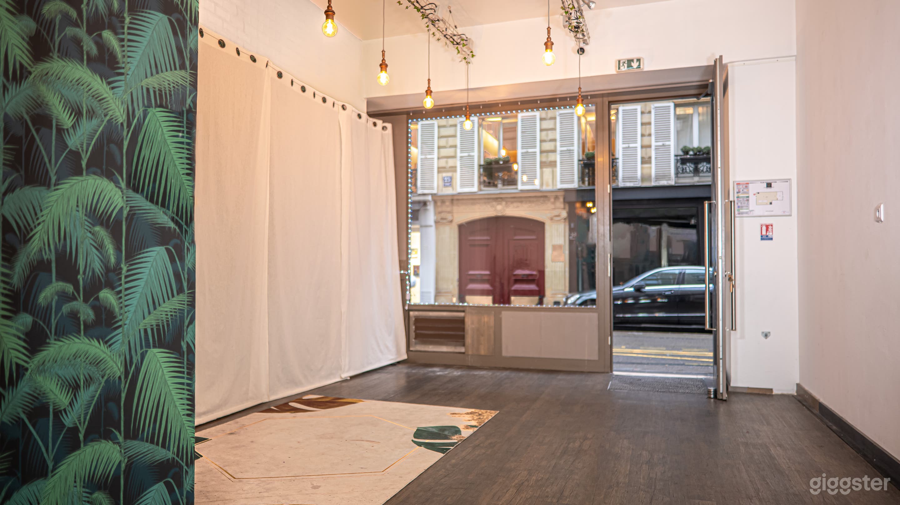 Studio pignon sur rue dans le triangle d'or de Paris Photo 4