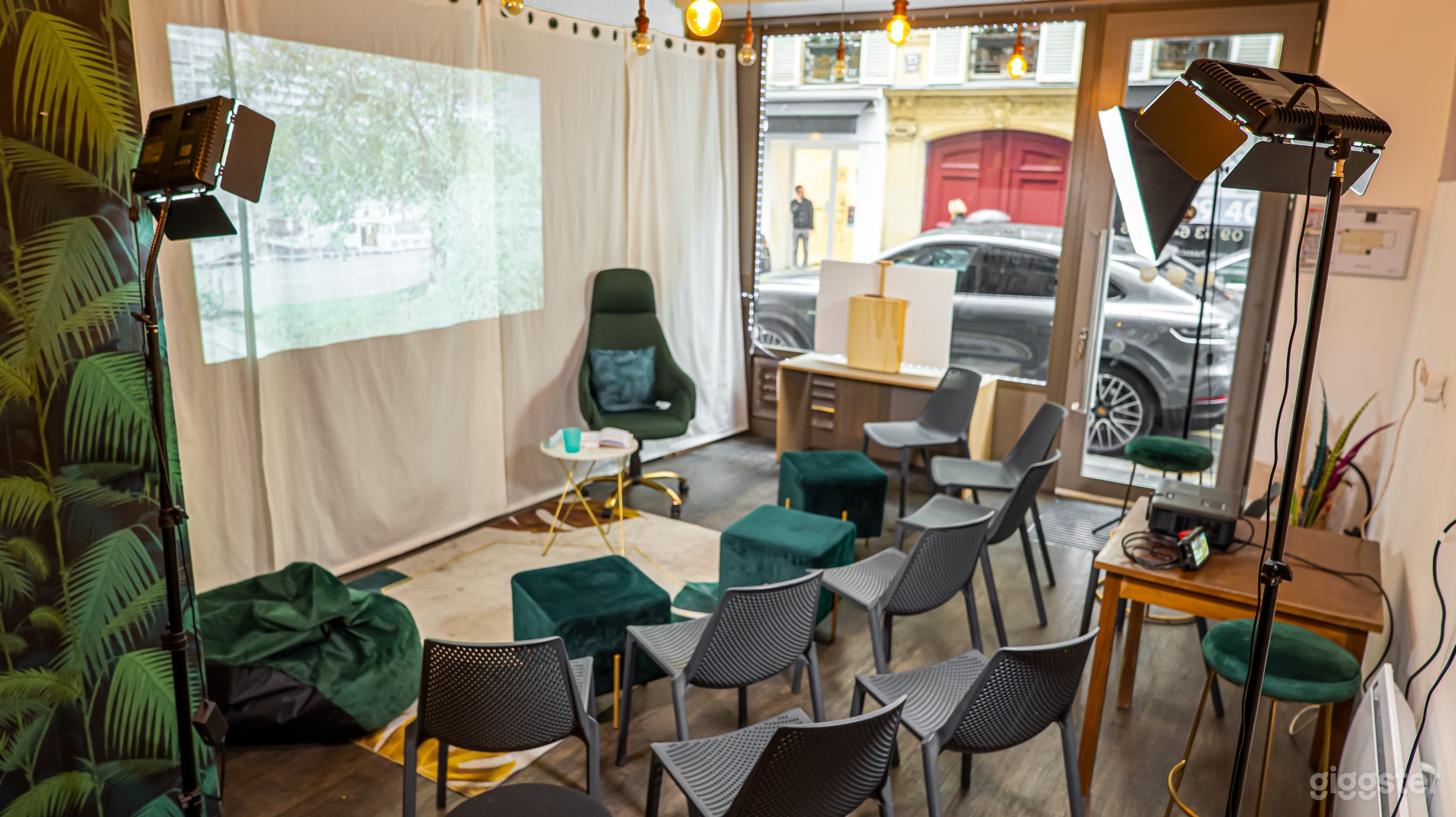 Studio pignon sur rue dans le triangle d'or de Paris Photo 3