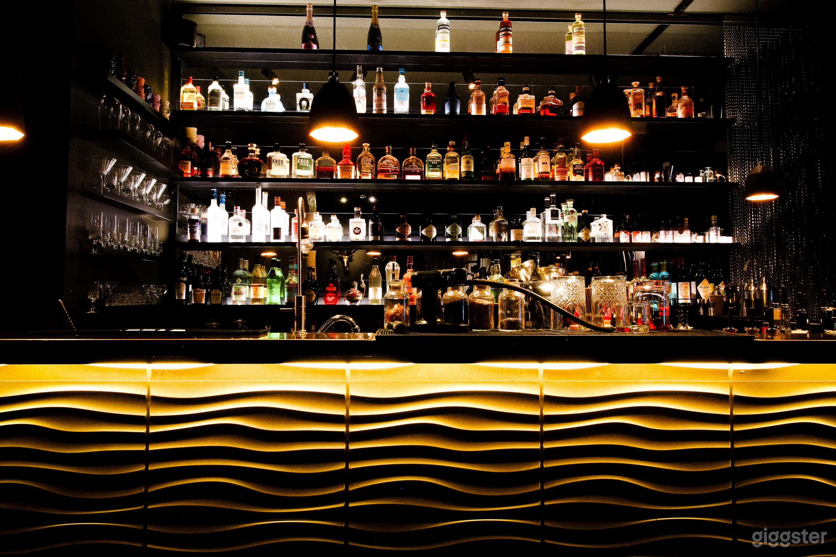 Elegante Speakeasy-Cocktailbar mit Kamin und Terrasse Foto 1