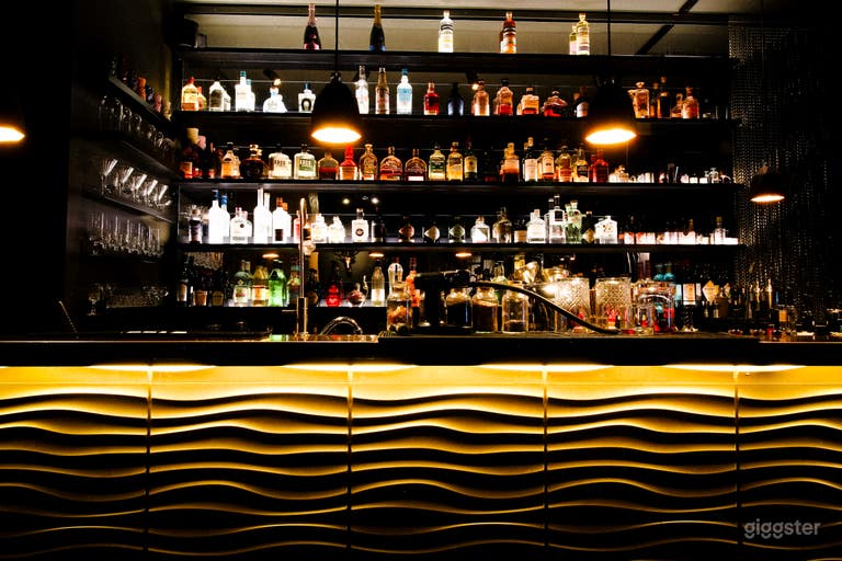  Elegante Speakeasy-Cocktailbar mit Kamin und Terrasse 
