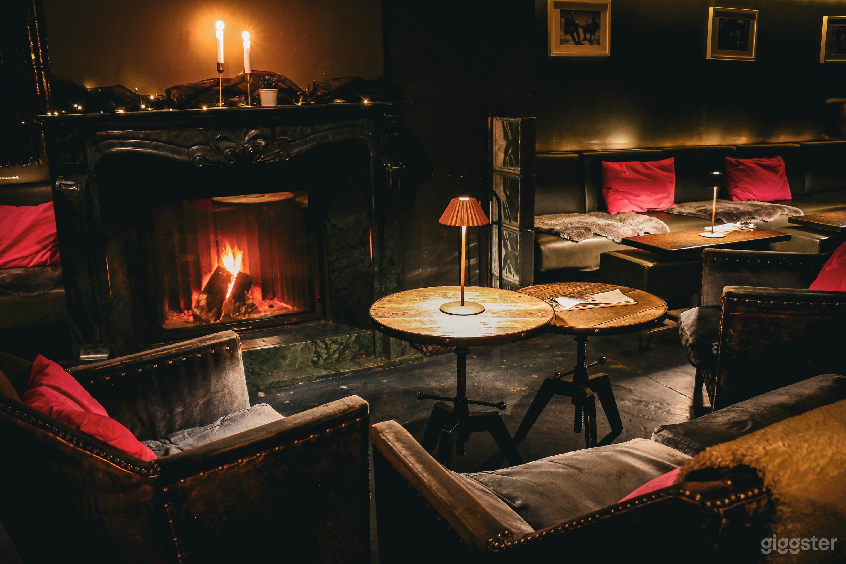 Elegant speakeasy cocktail bar with fireplace and terrace Foto 1